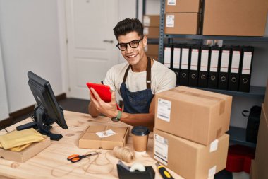 Genç bir İspanyol iş adamı ofisteki touchpad 'i kullanıyor.