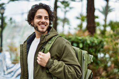 Yakışıklı İspanyol adam şehre gülümsüyor.