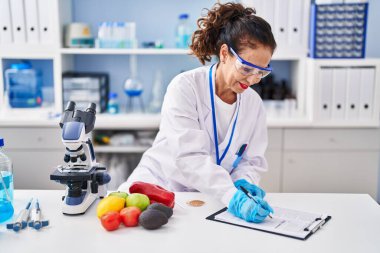 Laboratuvarda çalışan orta yaşlı İspanyol kadın.