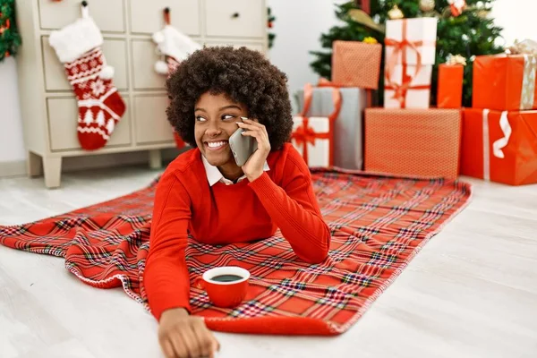 Jovem Afro Americana Falando Smartphone Deitado Árvore Natal Casa — Fotografia de Stock