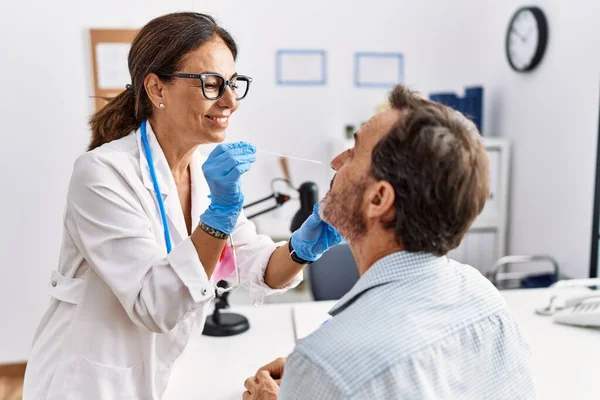 Middelbare Leeftijd Man Vrouw Doktersuniform Maken Covid Test Kliniek — Stockfoto