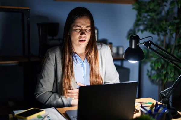 Geceleri Ofiste Çalışan Esmer Bir Kadın Midesi Üzerinde Ele Çalışıyor — Stok fotoğraf