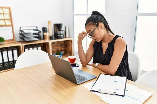 Young Latin Woman Stressed Working Office — Stock Photo, Image