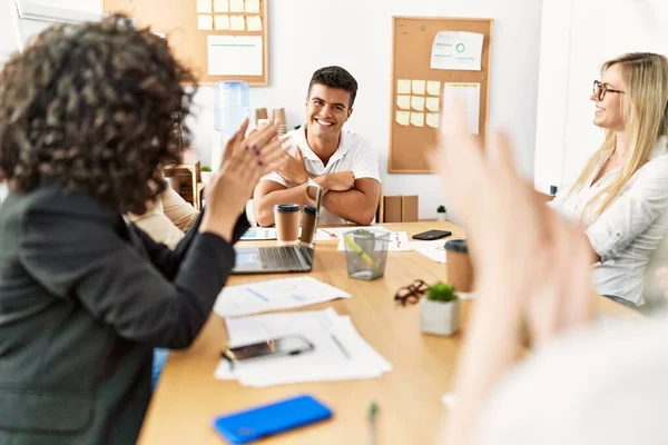 Grupo Jóvenes Trabajadores Empresariales Sonriendo Aplaudiendo Pareja Oficina — Foto de Stock