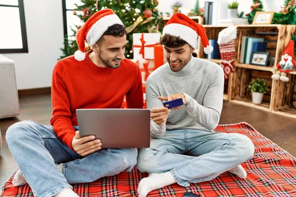 Dois Homens Hispânicos Casal Usando Laptop Cartão Crédito Sentado Árvore — Fotografia de Stock