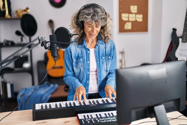 Mujer Pianista Mediana Edad Tocando Teclado Piano Estudio Música — Foto de Stock