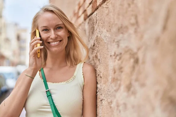 Jovem Loira Sorrindo Confiante Falando Smartphone Rua — Fotografia de Stock