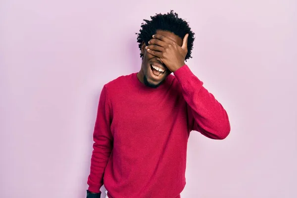 Ein Junger Afrikanisch Amerikanischer Mann Lässiger Kleidung Lächelt Und Lacht — Stockfoto