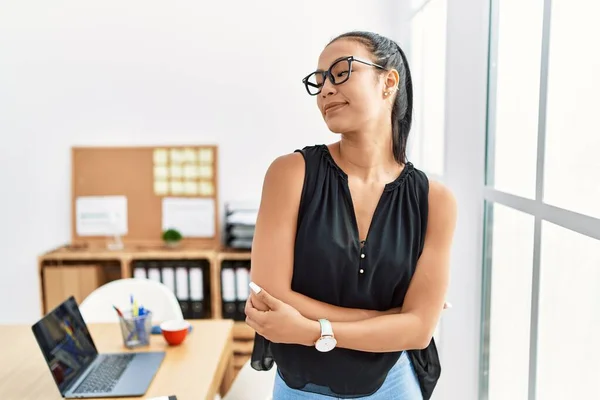 Joven Mujer Negocios Hispana Trabajando Oficina Sonriendo Mirando Lado Mirando —  Fotos de Stock