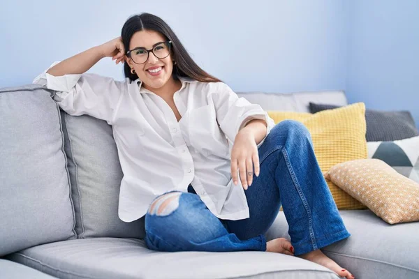 Joven Mujer Hispana Sonriendo Confiada Sentada Sofá Casa — Foto de Stock