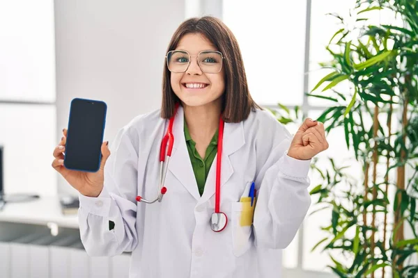 Young Hispanic Doctor Woman Showing Smartphone Screen Screaming Proud Celebrating — Stock Photo, Image