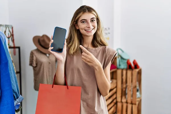 Молода Блондинка Тримає Сумки Покупок Показуючи Екран Смартфона Посміхаючись Щасливо — стокове фото