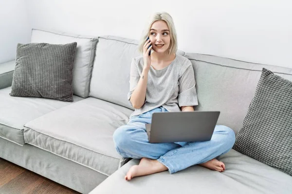 Beyaz Bir Kadın Akıllı Telefondan Evde Dizüstü Bilgisayar Kullanarak Konuşuyor — Stok fotoğraf