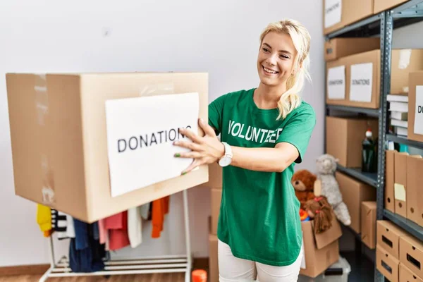 Молодая Блондинка Волонтер Улыбается Счастливо Держа Коробку Пожертвований Благотворительном Центре — стоковое фото