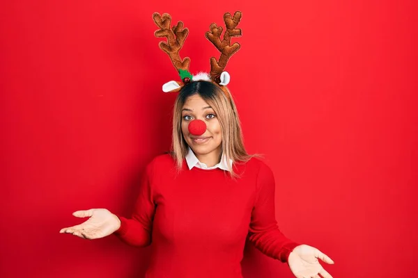 Hermosa Mujer Hispana Con Sombrero Navidad Ciervo Nariz Roja Expresión —  Fotos de Stock