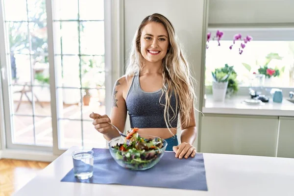 Junge Frau Lächelt Selbstbewusst Und Isst Salat Der Küche — Stockfoto