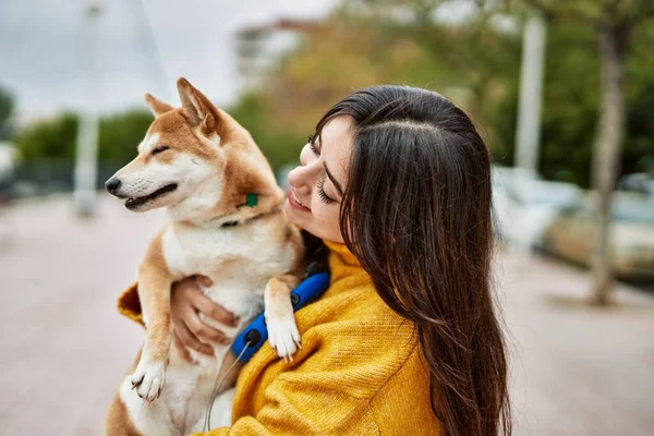 Hermosa Joven Mujer Abrazando Feliz Shiba Inu Perro Calle — Foto de Stock