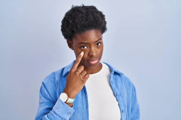 Africano Americano Mulher Sobre Fundo Azul Apontando Para Olho Observando — Fotografia de Stock