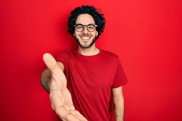 Hezký Hispánec Neformální Tričku Brýlích Přátelsky Usmívající Nabízející Pozdrav Přivítání — Stock fotografie