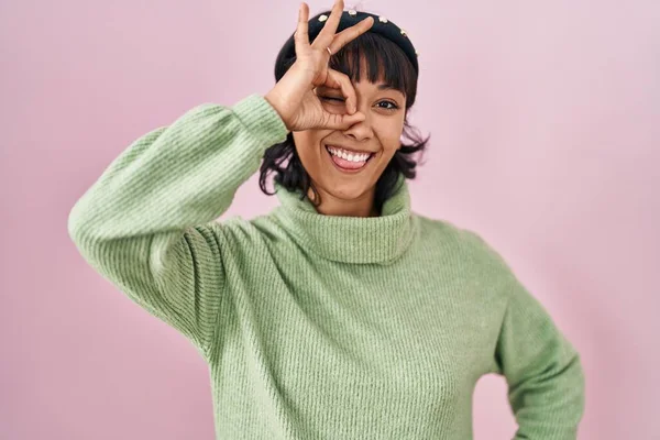 Jonge Mooie Vrouw Staan Roze Achtergrond Doen Gebaar Met Hand — Stockfoto