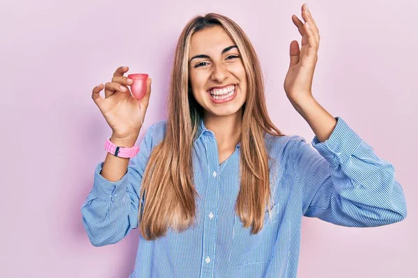 Gyönyörű Spanyol Kezében Menstruációs Csésze Ünnepli Győzelem Boldog Mosollyal Győztes — Stock Fotó