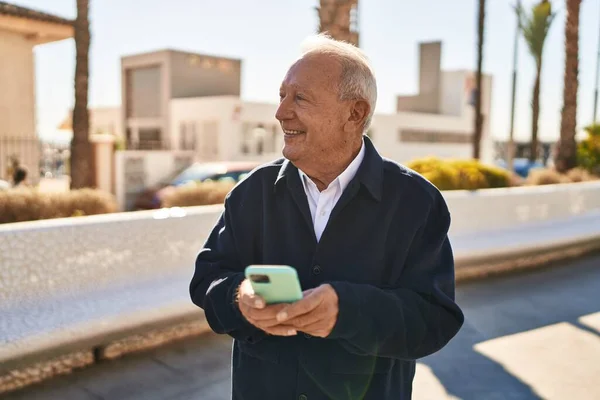 Senior Man Smiling Confident Using Smartphone Park — Stockfoto