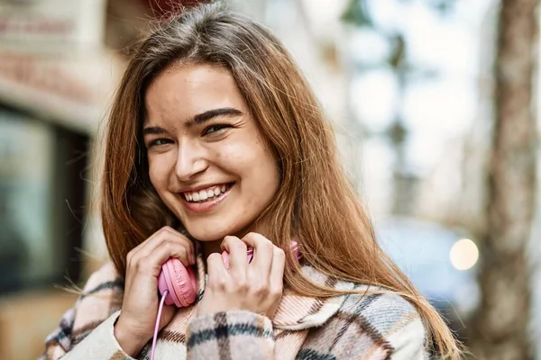 Mujer Rubia Joven Con Auriculares Sonriendo Confiado Calle — Foto de Stock
