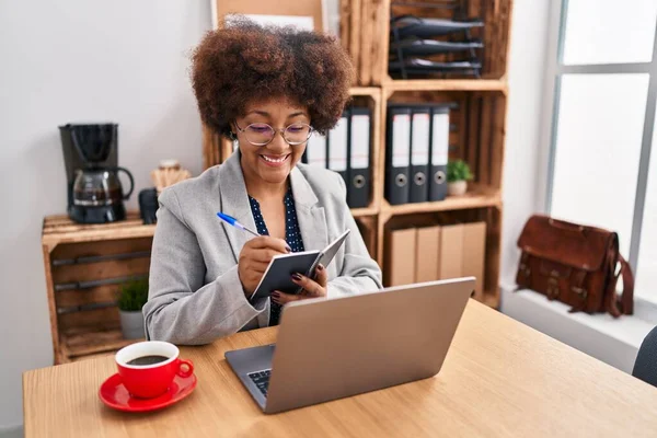 Africano Americano Mulher Trabalhador Negócios Usando Laptop Escrita Notebook Escritório — Fotografia de Stock