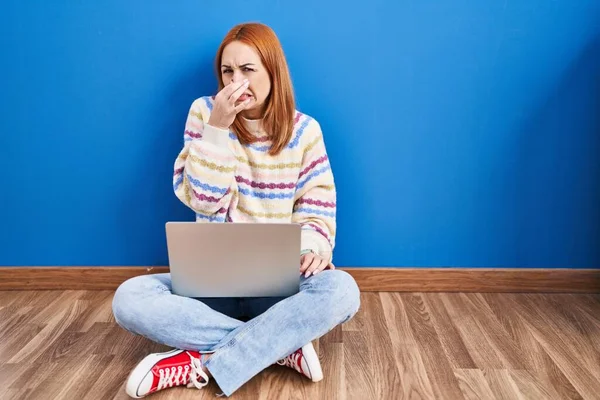 Jovem Mulher Usando Laptop Casa Sentada Chão Cheirando Algo Fedorento — Fotografia de Stock
