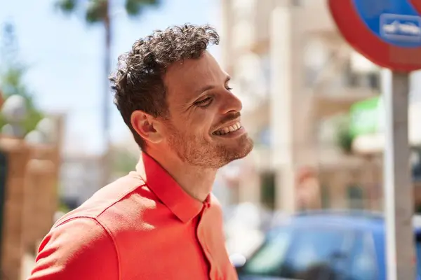 Jovem Hispânico Sorrindo Confiante Rua — Fotografia de Stock