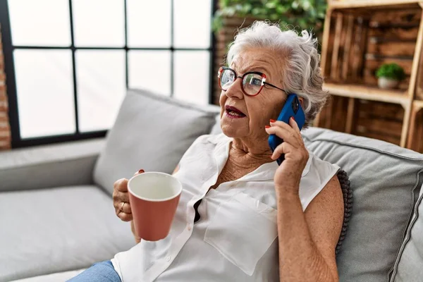 Oudere Grijsharige Vrouw Die Koffie Drinkt Thuis Smartphone Zit Praten — Stockfoto