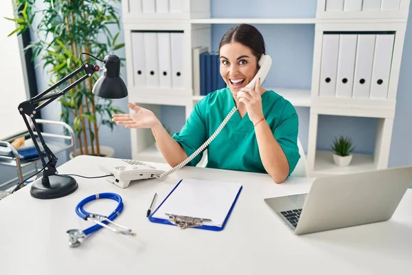 Ung Latinamerikansk Läkare Kvinna Talar Telefon Kliniken Firar Prestation Med — Stockfoto