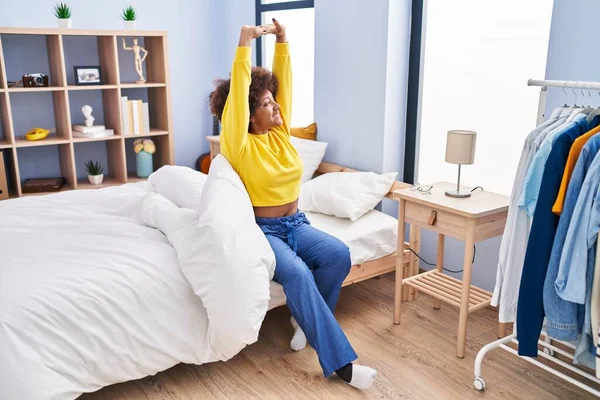 Mujer Afroamericana Despertando Estirando Brazos Dormitorio — Foto de Stock