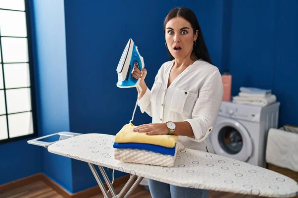 Jeune Femme Hispanique Avec Linge Plié Après Avoir Repassé Peur — Photo