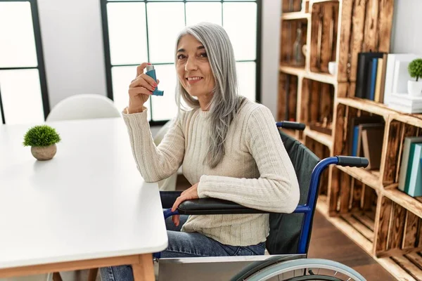 Evde Tekerlekli Sandalyede Oturan Astım Spreyi Kullanan Orta Yaşlı Kır — Stok fotoğraf