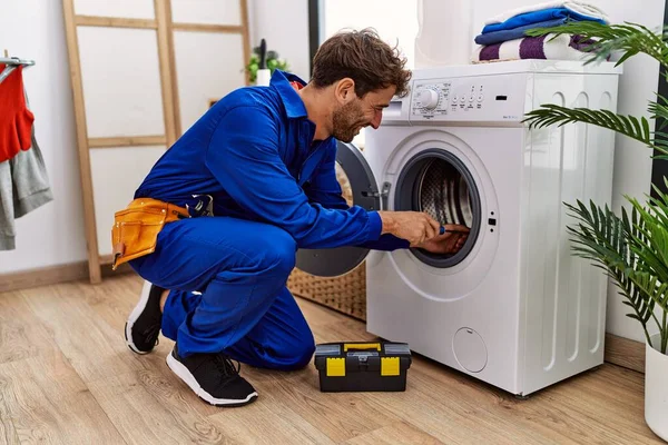 Çamaşır Odasında Çamaşır Makinesini Tamir Eden Tamirci Üniforması Giyen Spanyol — Stok fotoğraf