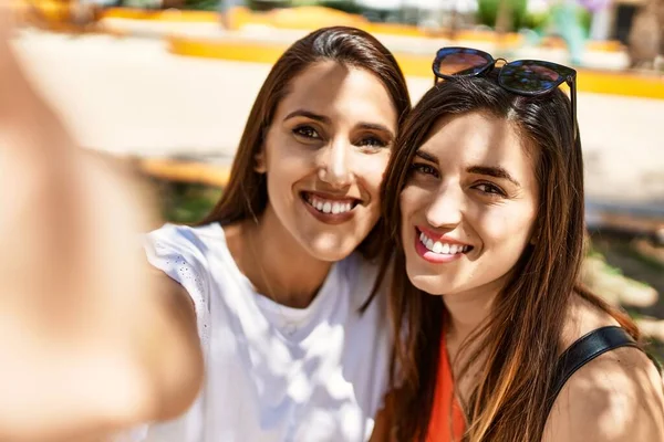 Deux Filles Latines Souriantes Heureux Faire Selfie Par Smartphone Ville — Photo