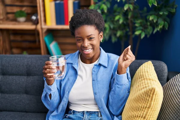 Africano Americano Mulher Beber Copo Água Gritando Orgulhoso Celebrando Vitória — Fotografia de Stock