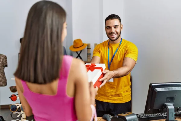 Jeune Commerçant Latino Souriant Heureux Donnant Cadeau Client Magasin Vêtements — Photo