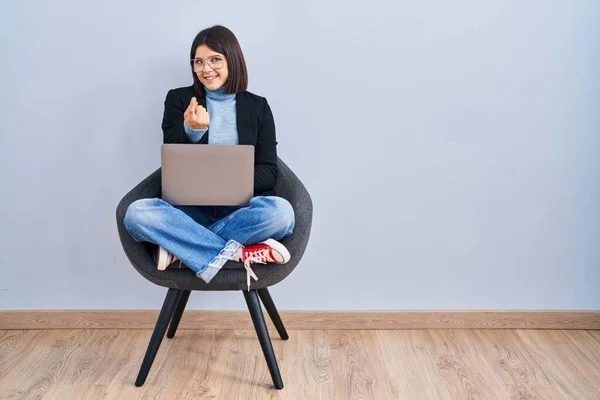 Young Hispanic Woman Sitting Chair Using Computer Laptop Beckoning Come — Stock Fotó