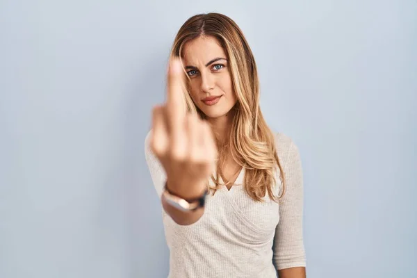 Young Blonde Woman Standing Isolated Background Showing Middle Finger Impolite — 스톡 사진