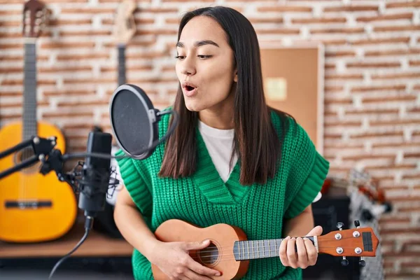 Genç Spanyol Kadın Müzisyen Müzik Stüdyosunda Ukulele Çalıyor — Stok fotoğraf