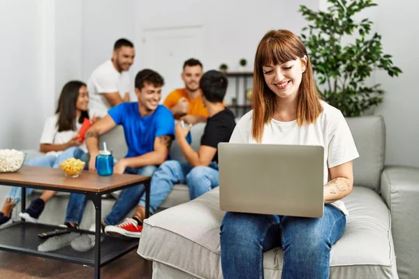 Grupo Personas Juntas Casa — Foto de Stock