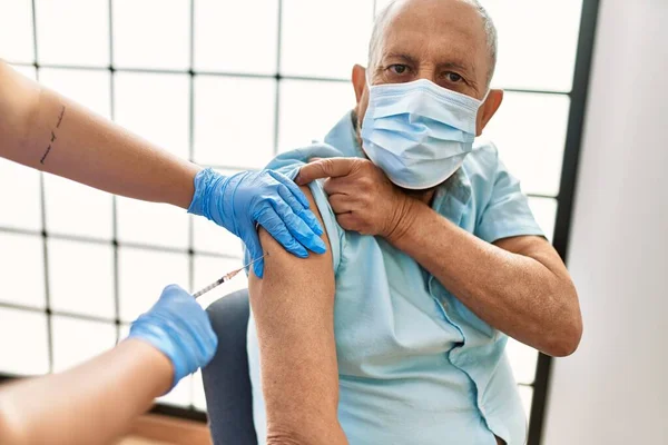 Güvenlik Önlemleri Almış Yaşlı Bir Adam Kovid Bağışıklık Aşısıyla Aşılanıyor — Stok fotoğraf