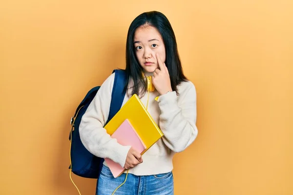 Young Chinese Girl Holding Student Backpack Books Pointing Eye Watching — Fotografia de Stock