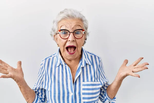 Mujer Mayor Con Pelo Gris Pie Sobre Fondo Blanco Celebrando — Foto de Stock