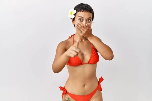 Mujer Hispana Joven Con Pelo Corto Vistiendo Bikini Riéndose Señalando —  Fotos de Stock