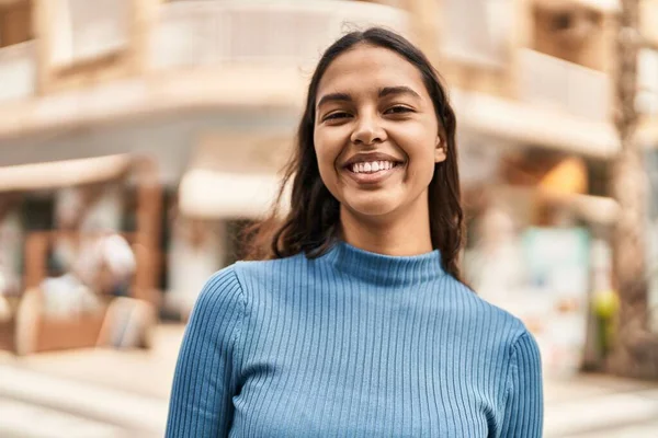 Joven Mujer Afroamericana Sonriendo Confiada Pie Calle — Foto de Stock