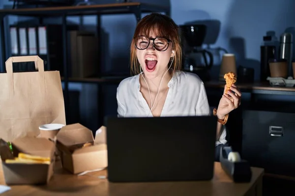 Jovem Mulher Bonita Trabalhando Usando Laptop Computador Comer Comida Entrega — Fotografia de Stock