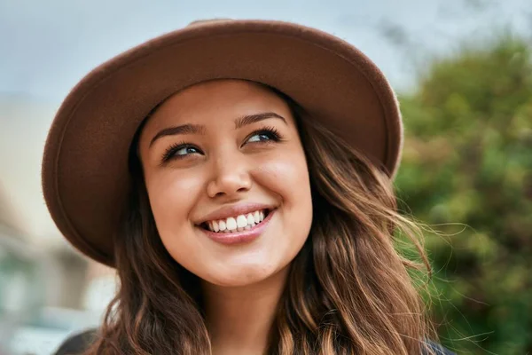 Giovane Donna Turistica Ispanica Sorridente Felice Piedi Alla Città — Foto Stock